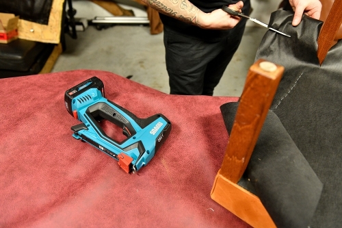 Capsator electric profesional fara fir tip tacker Novus J-550